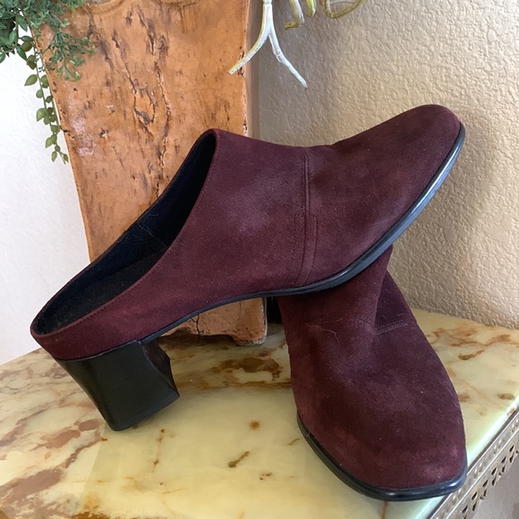 Munro Shoes - MUNRO maroon suede slides with closed toe 9N EUC